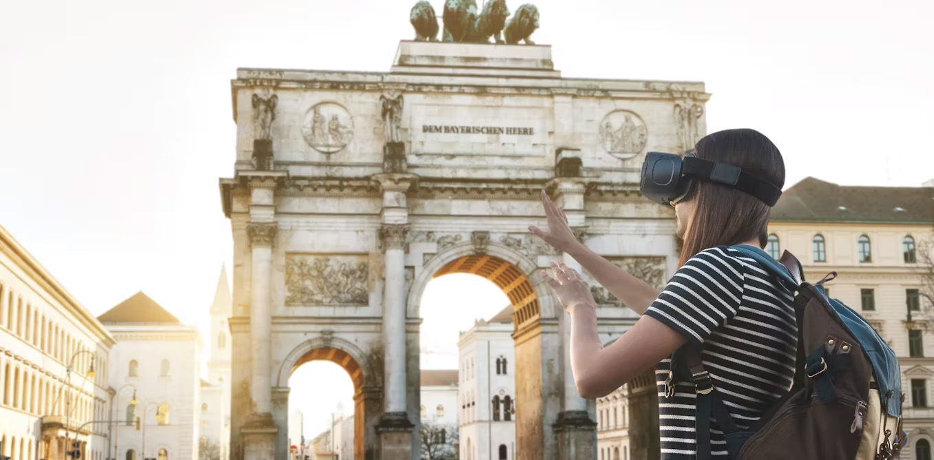 Ragazza con zaino in spalla e visore VR esplora virtualmente un monumento storico in una piazza cittadina al tramonto, immersa in un’esperienza di turismo digitale.