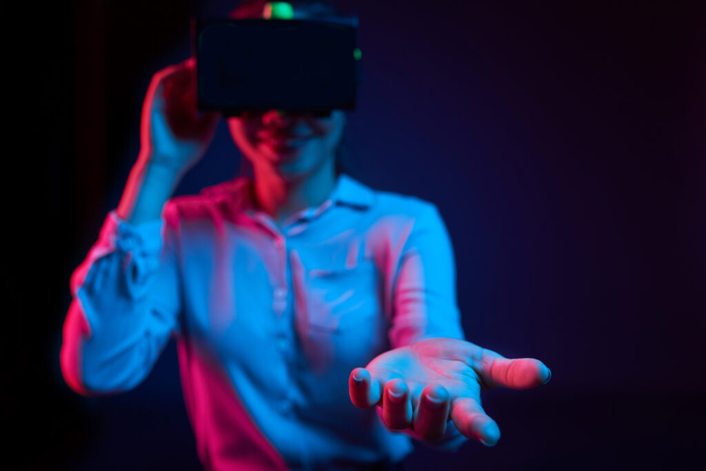 Ragazza che indossa un visore per realtà virtuale per una immersione nelle esperienze digitali e tecnologiche di cui Lotus Studio è artefice