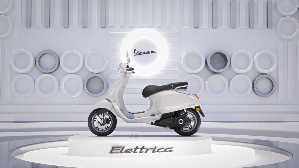 Rendering fotorealistico di una Vespa “Elettrica” di colore bianco, in vista laterale, posizionata al centro di una scena stilizzata con elementi geometrici bianchi e grigi.