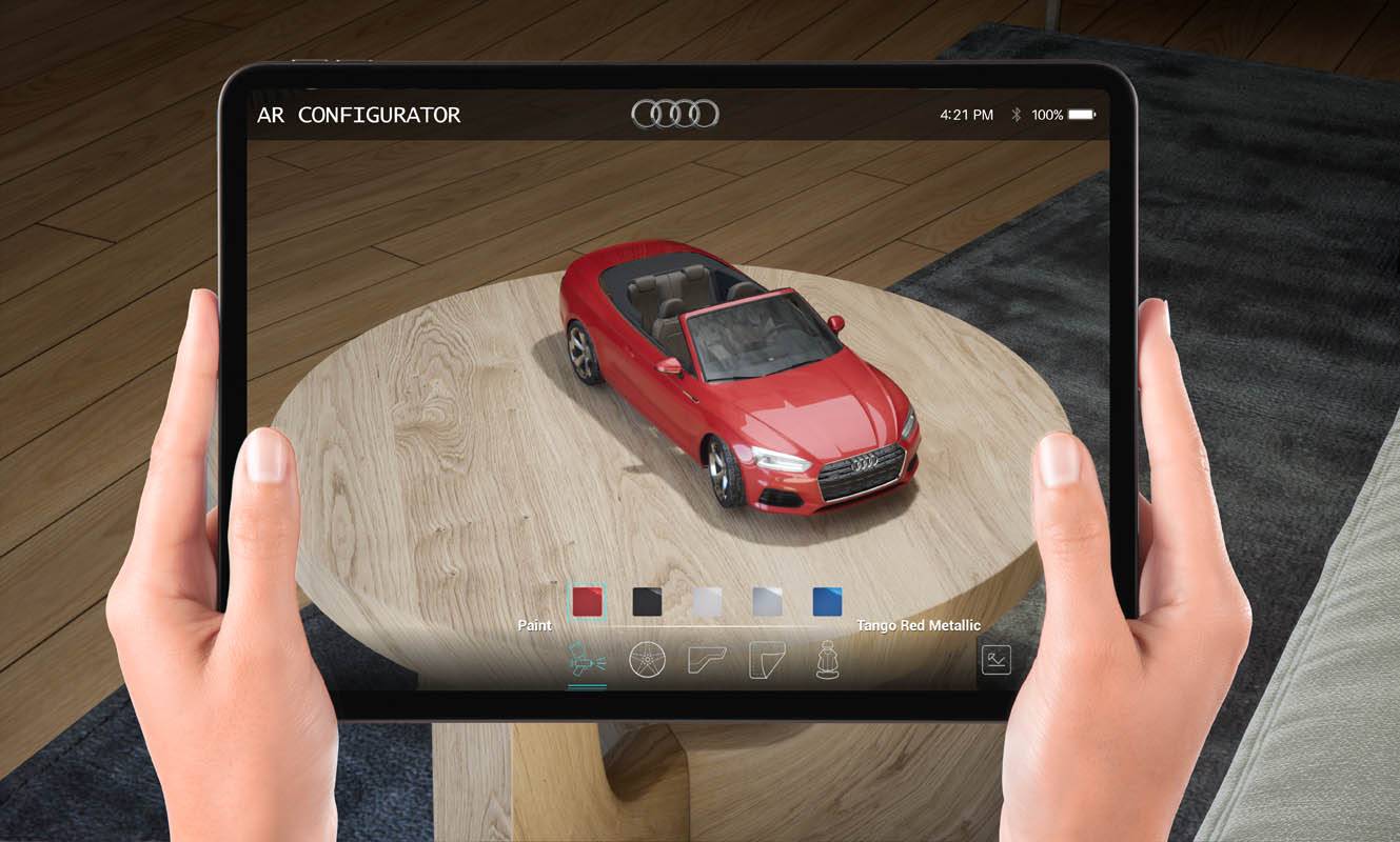 Configuratore di realtà aumentata mostrato su un tablet, con una miniatura virtuale di un’auto Audi decappottabile rossa