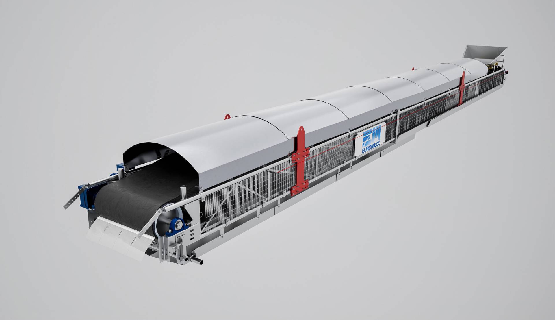 Vista laterale di un nastro trasportatore Euromecc, con la copertura superiore curva e il logo aziendale ben visibile. Il trasportatore è progettato per movimentare materiali in un impianto industriale.