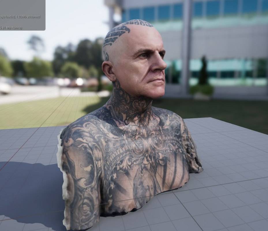 Rendering tridimensionale del busto dell’uomo tatuato, all’aperto, con texture dei tatuaggi ben visibili.